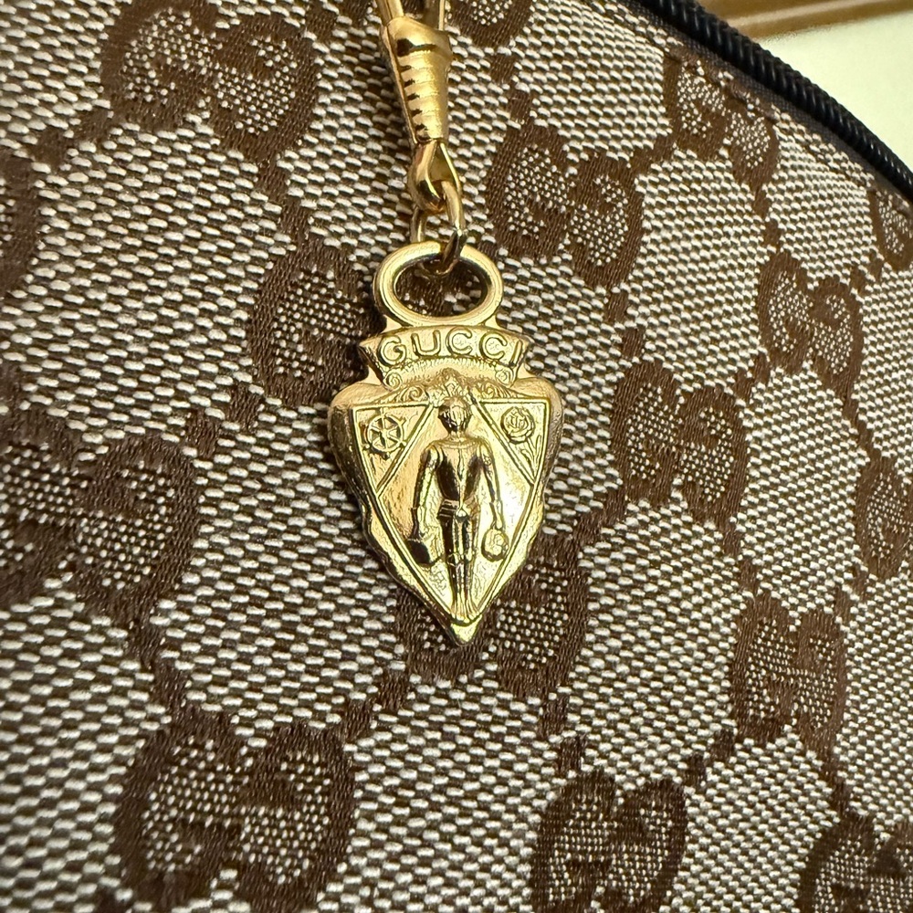 COPY - Authentic Gucci zipper pull vintage charm . Gold tone BEAUTIFUL! - Picture 4 of 9